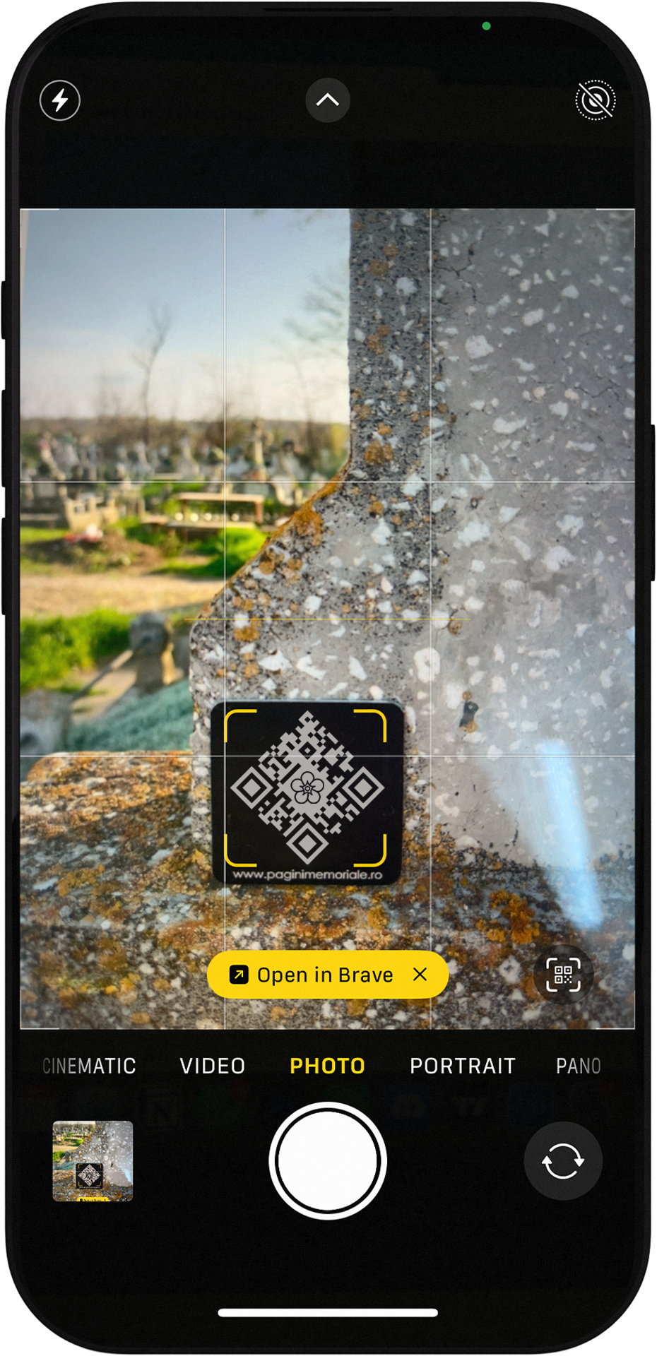Telefon scanând un cod QR Remember Well
